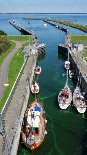 Lock at Haringvliet for leisure and small shipping. High water and low water by means of a pump system and separation of salt and fresh water. Sailboats and motorboats give passage on the rivers.