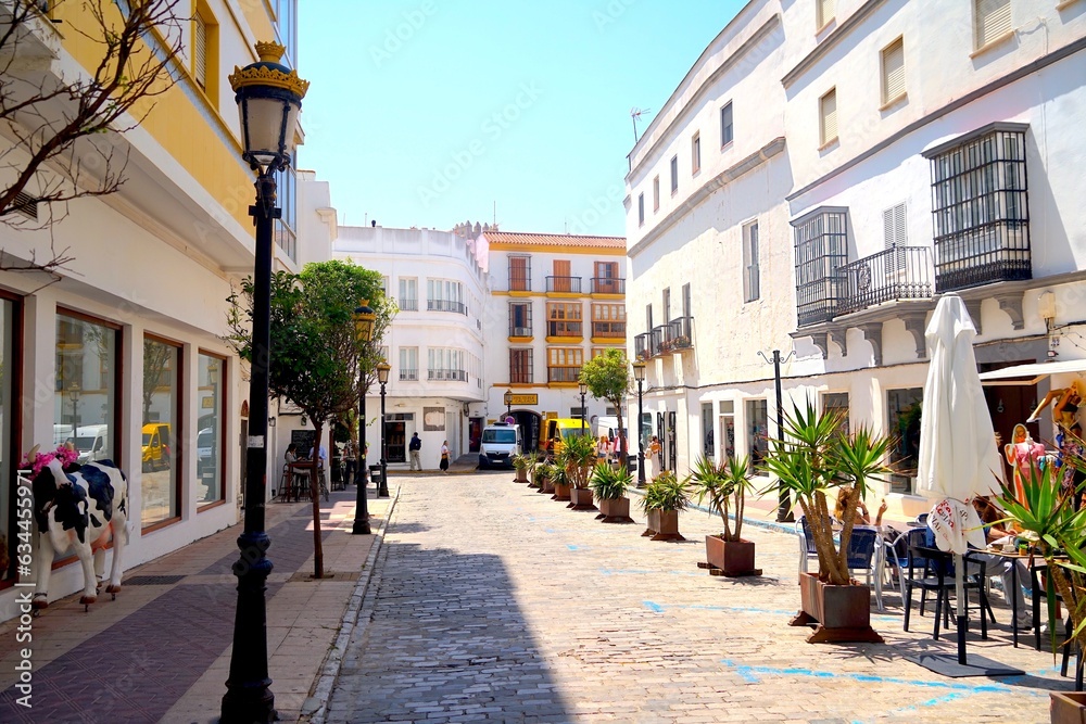 Obraz premium old town of Tarifa with typical white Andalusian houses, bars and restaurants, C. Sancho IV el Bravo, Costa de la Luz, Andalusia, Cádiz, Spain