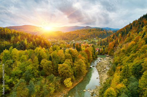 Fotografia aerial bird's-eye view of colorful forest, blue river and rocks