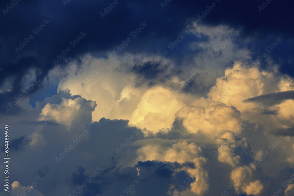Diese Wolkenformation ist eine Ansammlung von Cumuluswolken. Die Wolken auf dem Bild sind dunkel und stürmisch, was auf eine bevorstehende Wetteränderung hindeutet.