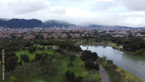 Video grabado con dron en 4k con vista hacia el centro de Bogotá y la zona sur del Parque Simón Bolívar photo