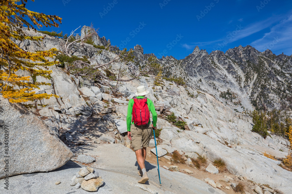 Naklejka premium Hike in autumn season