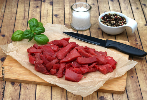 Canvastavla Rohes Rindergeschnetzeltes mit Messer und Gewürzen.