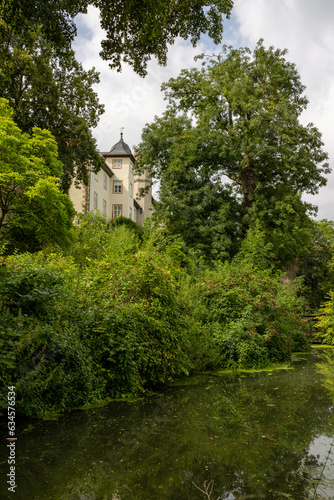 Schloss Derneburg bei Hildesheim, Niedersachsen bei Sonnenschein.