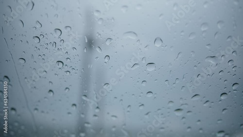 雨粒が流れるフロントガラス