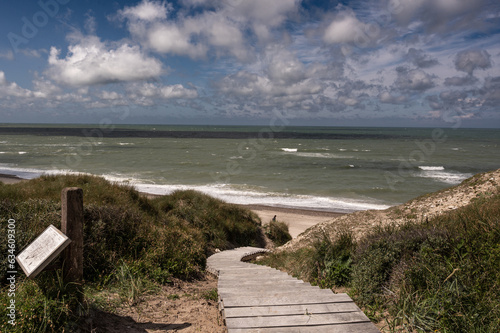 Ein leichter Gang auf Holztreppen zur Atemberaubenden Aussicht ans Meer