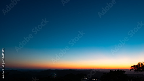 天文台と夕焼けに輝く金星
