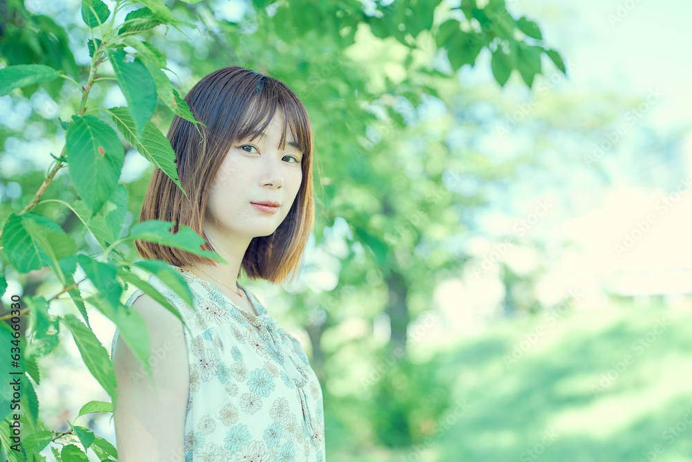 緑地での女性ポートレート 緑地での女性ポートレート