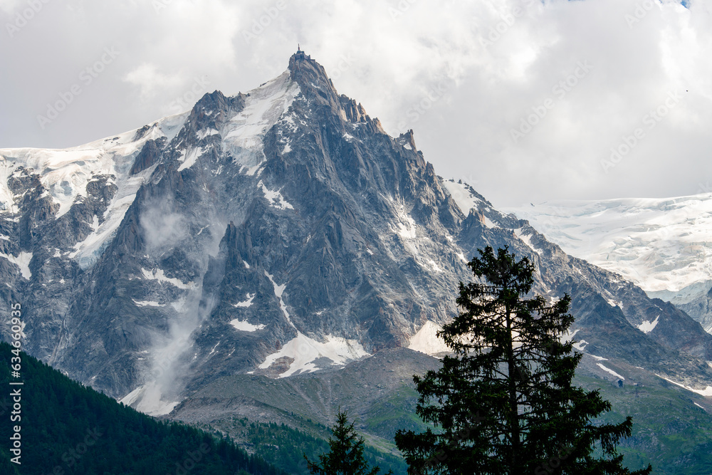 The Aiguille du Midi in the Mont Blanc Massif. The summit is 3,842 m high with the cable car, Telepherique de l'Aiguille du Midi stands at 3,777m - obrazy, fototapety, plakaty 