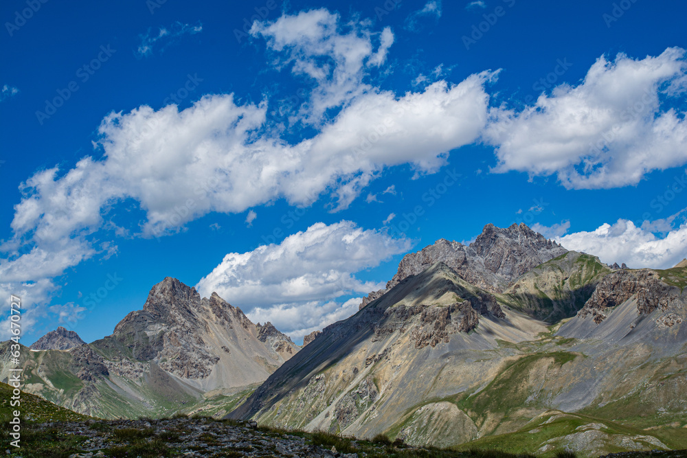 Tra Francia e Italia. Le meravigliose vette della Tête de Viraysse (2772 m), la Meyna (3067 m), Rocca Blanca (3193 m), Monte Sautron (3165 m) e, ad est, Oronaye e Bec de Lièvre (2770 m).