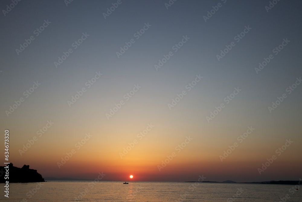 Sonnenuntergang in Griechenland mit Ruderboot