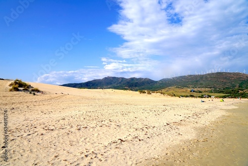 Dünen von Valdevaqueros, Sanddünen am Strand des Atlantischen Ozeans mit den Bergen Andalusiens dahinter, Costa de la Luz, Provinz Cádiz, Spanien, Reisen, Tourismus