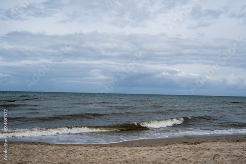 die Ostsee mit Strand vor einem bewölkten Himmel
