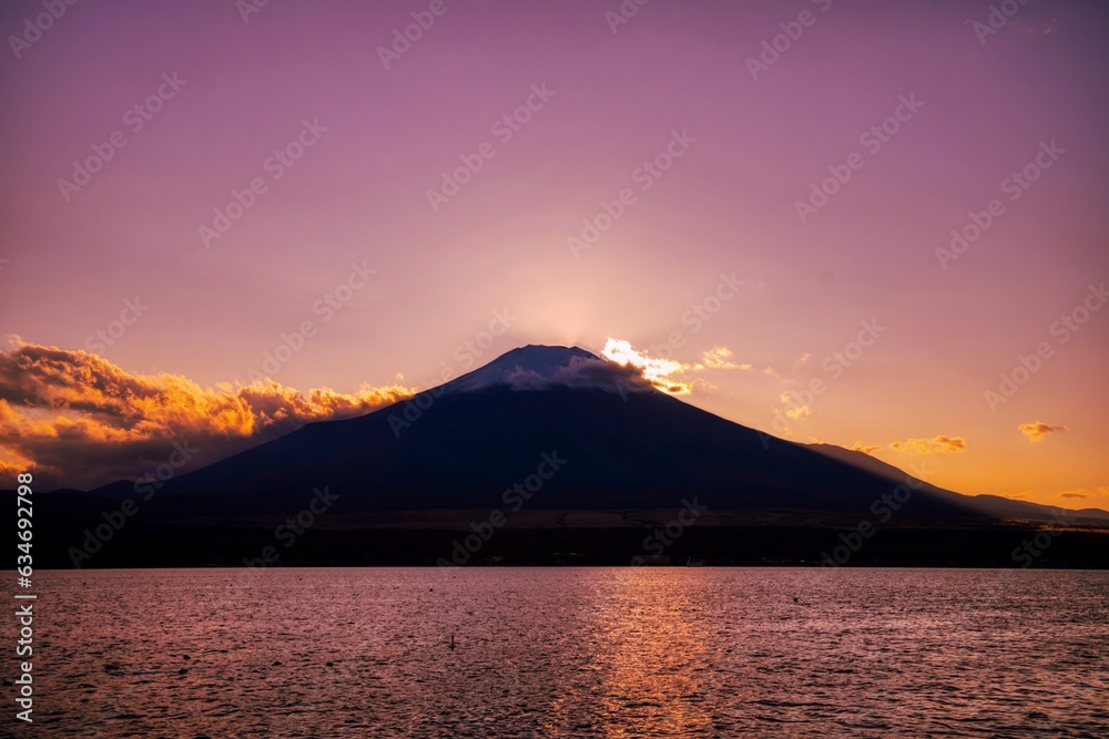 日没シルエットの富士山