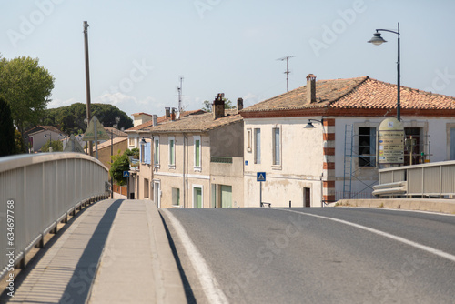 Hafenort in Frankreich hinter einer Brücke
