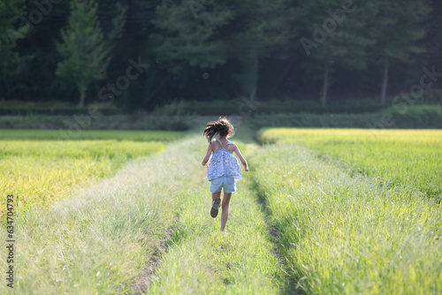 田んぼ道を走る女の子 © hakase420