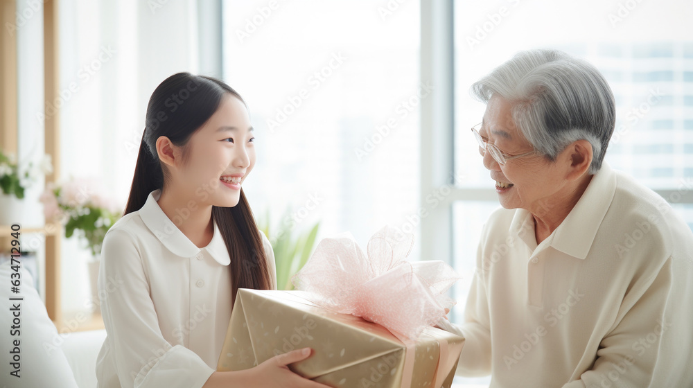 お祖父さんにプレゼントを渡す女の子