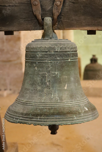 Gros-plan d'une cloche de l'abbaye de Flaran dans le Gers