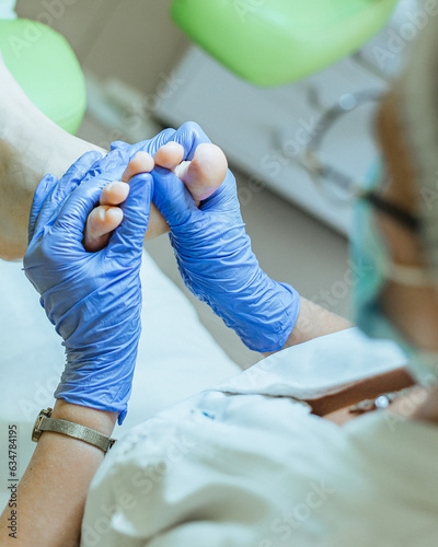 Treatment of the skin of the foot 