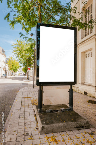 Mockup d'affiche en ville - 120 x 176 - sucette - mock up de poster en bord de route de zone urbaine - journée ensoleillée - incrustation de pub