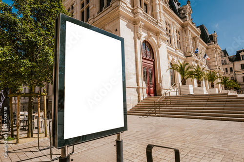 Mockup d'affiche en ville avec une mairie en fond - 120 x 176 - sucette - mock up de poster en bord de route de zone urbaine - journée ensoleillée - incrustation de pub