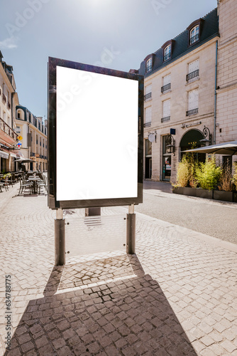 Mockup d'affiche en ville - 120 x 176 - sucette - mock up de poster en bord de route de zone urbaine - journée ensoleillée - incrustation de pub
