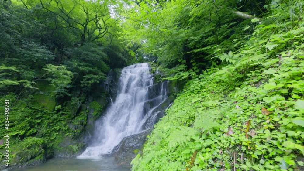福岡県にあるマイナスイオンたっぷりの滝(糸島 白糸の滝) 福岡県にあるマイナスイオンたっぷりの滝(糸島 白糸の滝)
