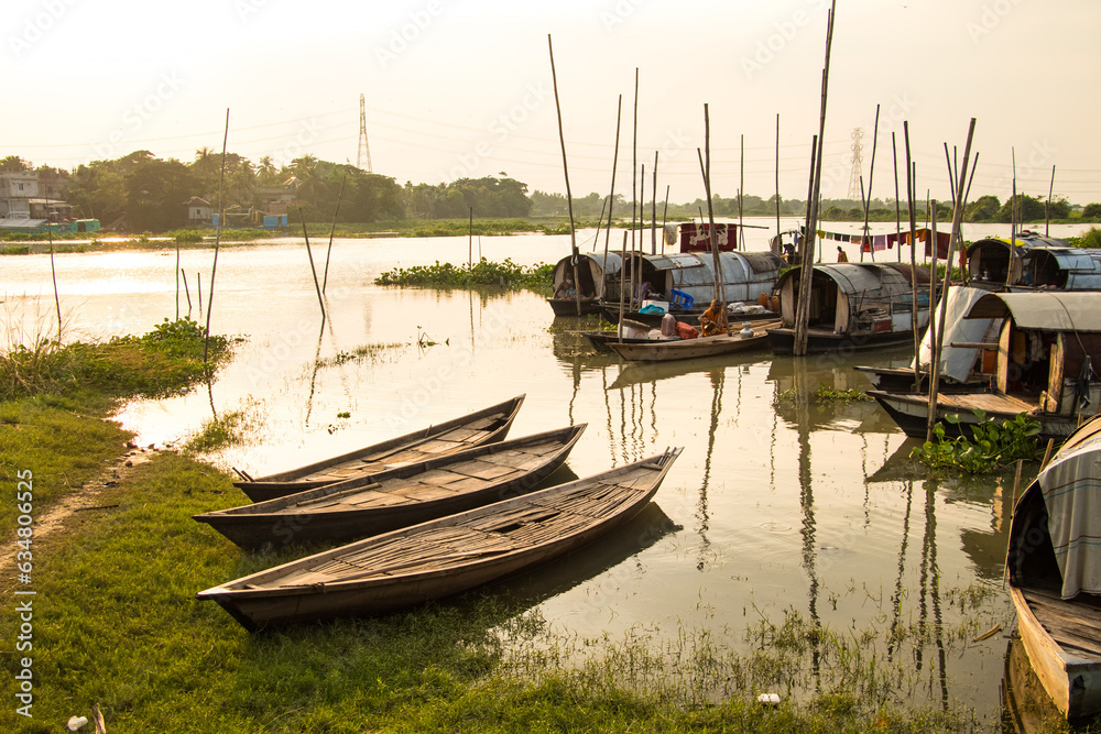 Obraz premium The Nomadic Floating Lifestyle Of Snake Charmers ‘Bede’ Community