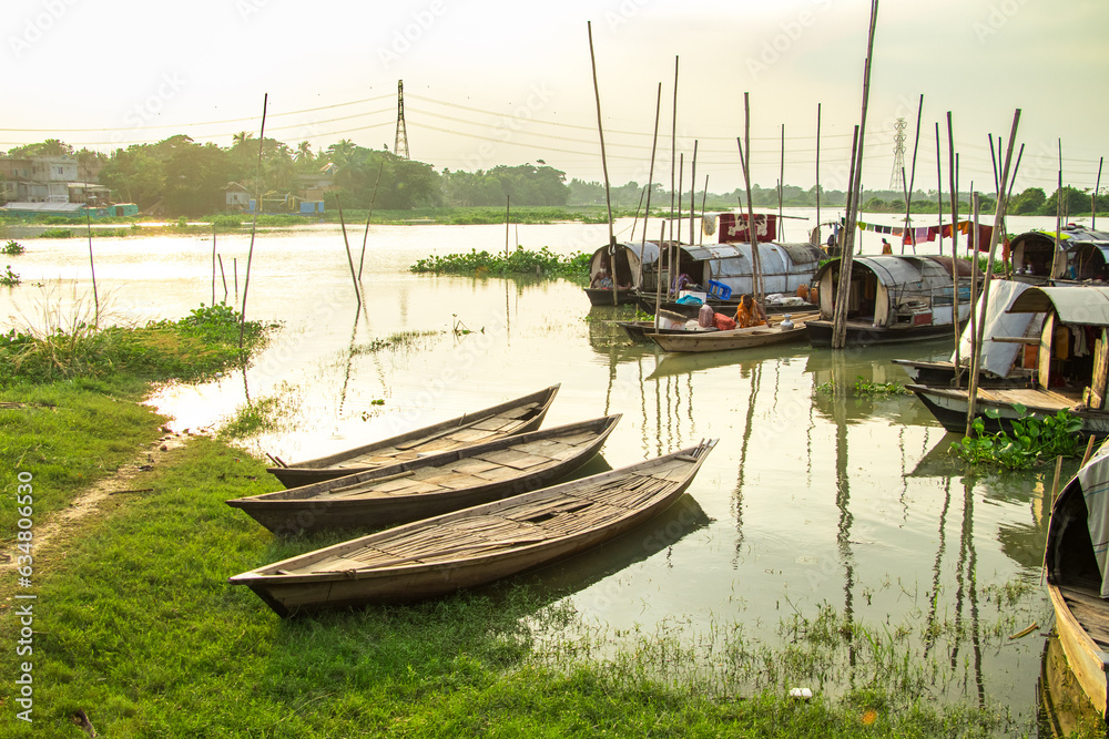 Obraz premium The Nomadic Floating Lifestyle Of Snake Charmers ‘Bede’ Community