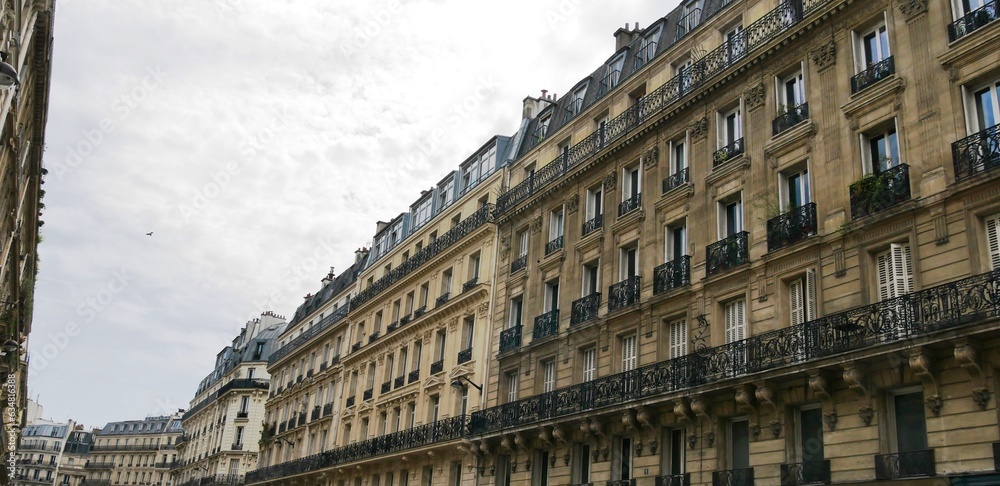 Façade d'immeuble haussmannien dans le 10e arrondissement de Paris. France Europe