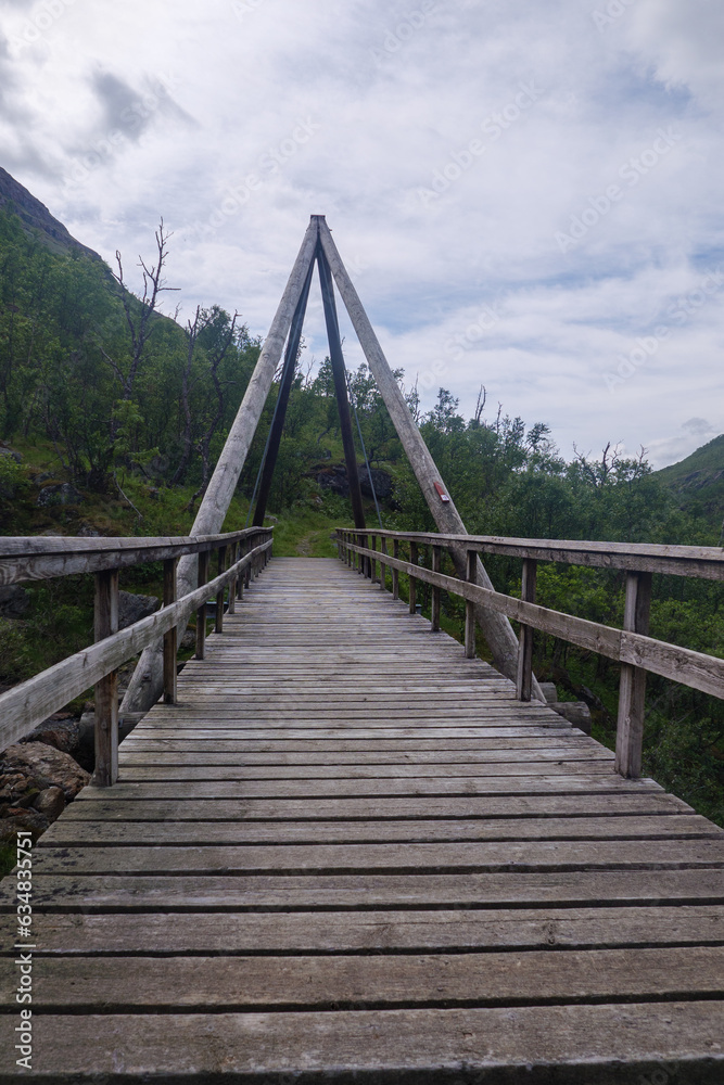 Brücke über Fluss Skåkbekken im Dovrefjell Nationalpark in Norwegen bei Kongsfold, ein Nebenfluss der Driva. Gesehen auf dem Pilgerweg St. Olavsweg, Gamle Kongevegen auf dem Weg Oslo nach Trondheim
