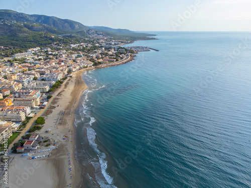 Fotografía aerial image of the beach of El Cargador in Alcober with the Sierra of Irta Natu