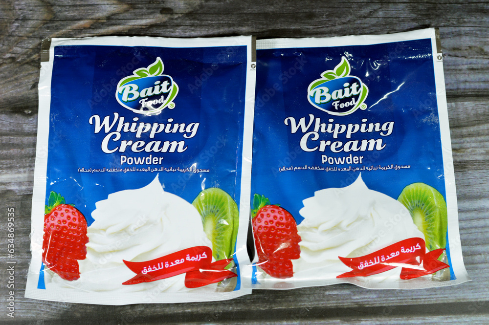 Foto de Cairo, Egypt, August 10 2023 whipping cream powder from Bait food, Whipped cream is