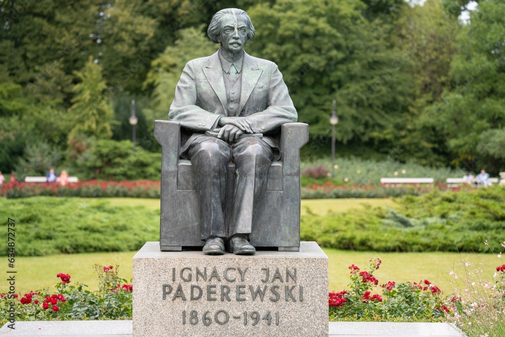 Centrum Paderewskiego W Kąśnej Dolnej Warszawa, Mazowsze, Polska, 06 sierpień 2023, , Pomnik Ignacego Jana