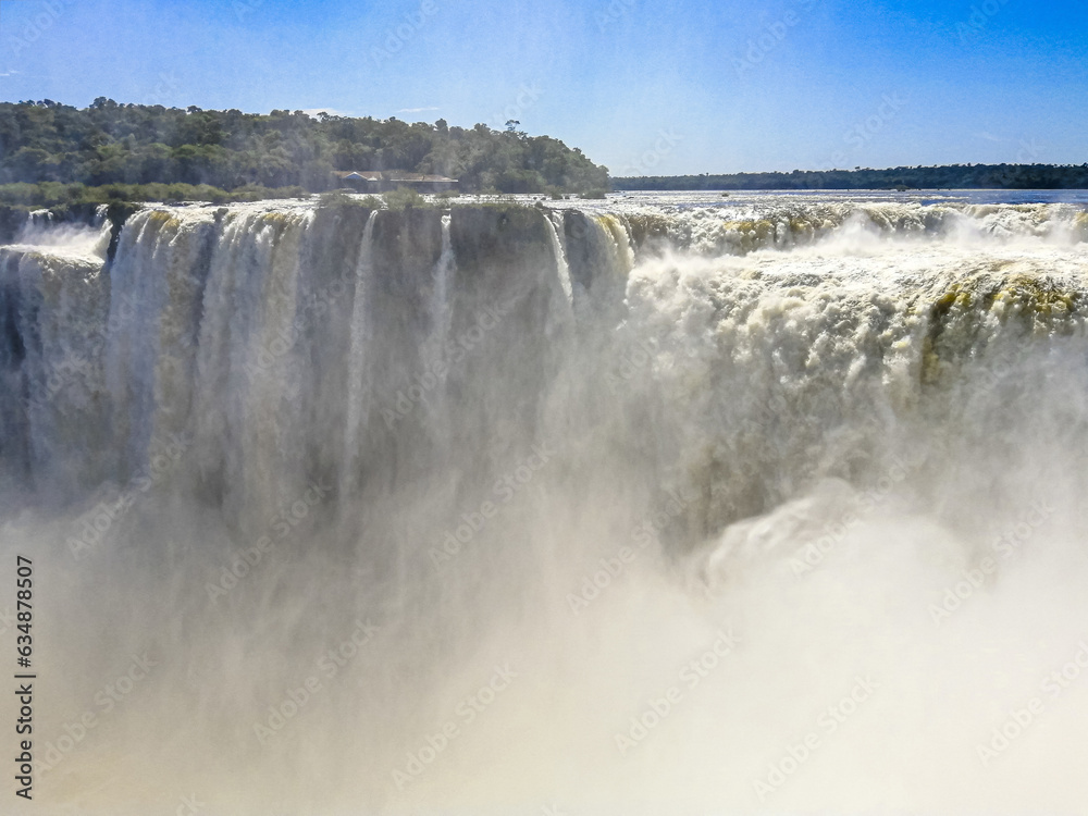 Un millón de litros de agua están cayendo en la cascada