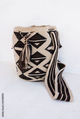 Mochila o bolso artesanal hecho en Colombia por la tribu wayuu photo