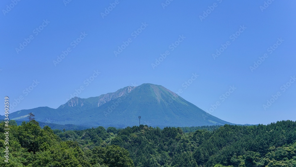 青空バックに見る大山（伯耆富士）と新緑のコラボ情景