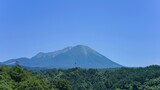 青空バックに見る大山（伯耆富士）と新緑のコラボ情景