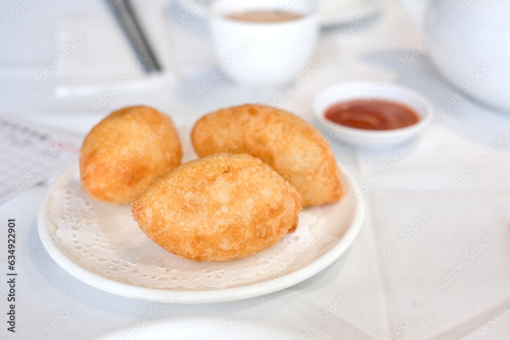 Ham sui gok deepfried glutinous rice dumplings filled with prawn and