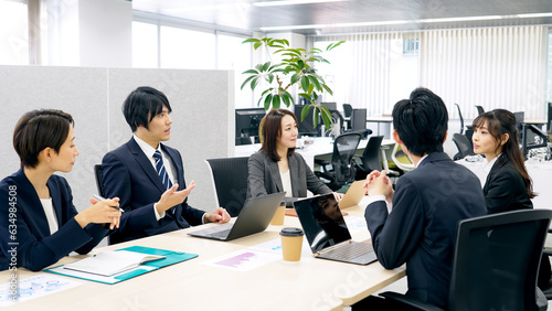 会議するビジネスグループ