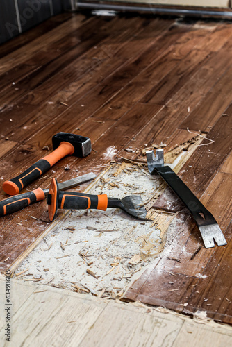 rénovation d'une maison ; enlever un parquet collé avec des outils pour refaire le sol photo