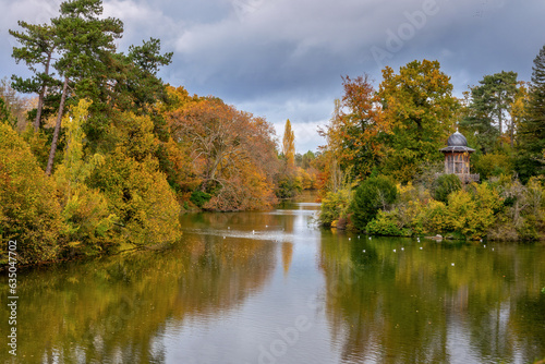 Fototapeta Naklejka Na Ścianę i Meble -  Scenic lake in the Bois de Boulogne, Paris France,  in fall