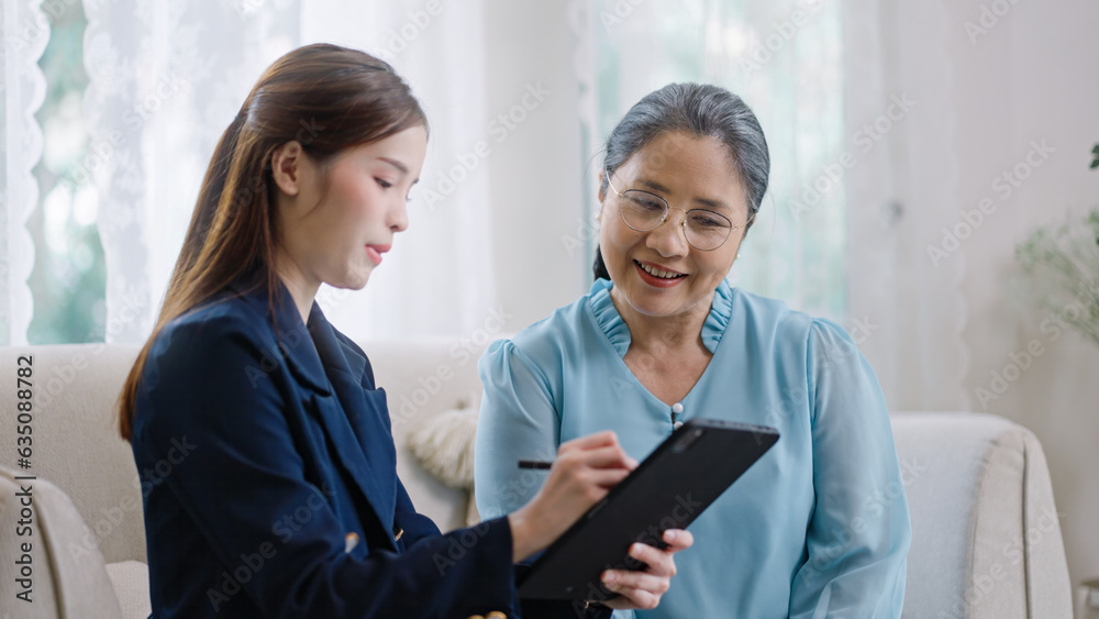 Obraz premium Financial advisor,realtor agent,insurance,lawyer,wellness benefit,retirement fund concept.Financial advisor showing presentation on computer,deal shake hand to happiness Elderly asian woman retirement