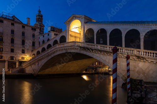 Beleuchtete Rialto Brücke in Venedig bei Nacht © nemo1963