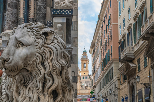 Vue d'un des lions de la cathédrale San Lorenzo et la Via San Lorenzo à Gêne, Italie.