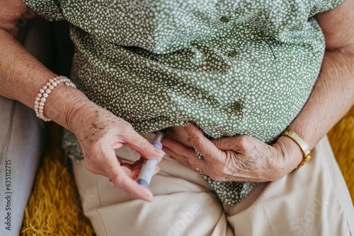 Foto Diabetic senior patient injecting insulin in her belly.