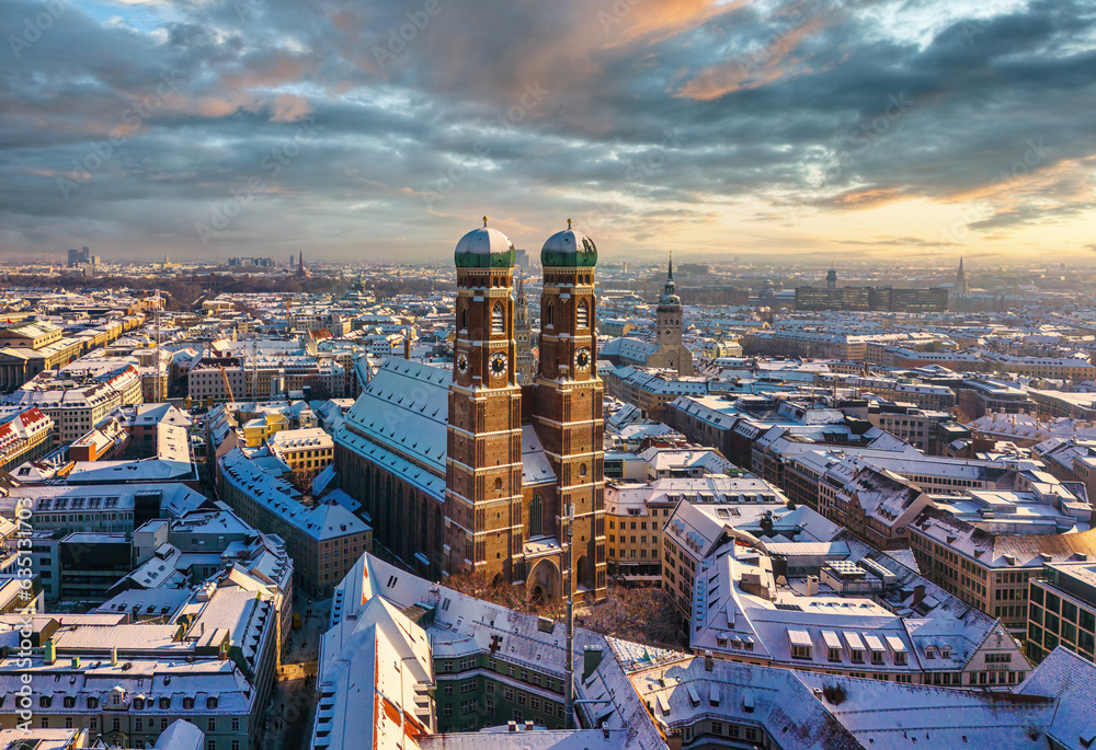 Obraz premium Aerial view of the Frauenkirche during winter in Munich, Germany