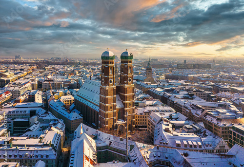 Fotografiet Aerial view of the Frauenkirche during winter in Munich, Germany