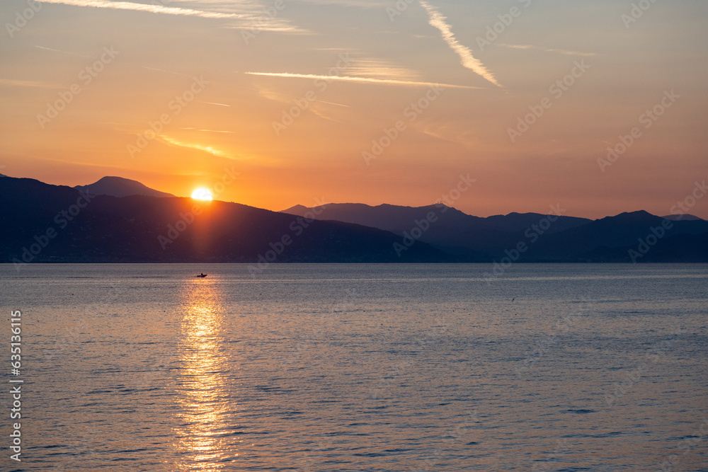 Sonnenaufgang über dem Meer in Italien bei Porto Fino