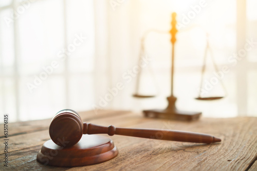 Obraz na plátne gavel wood on wooden table on blurred background of scales representing justice inside law counsel office, good looking of legal counsel office will make those seeking legal advice more trustworthy